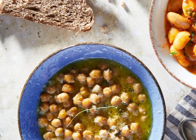 Ρεβύθια σούπα με λεμόνι και μελωμένο κρεμμύδι