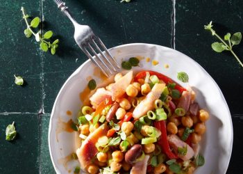 Ρεβυθοσαλάτα με καπνιστή πέστροφα και πιπεριές