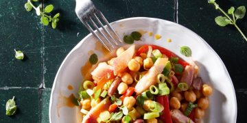 Ρεβυθοσαλάτα με καπνιστή πέστροφα και πιπεριές