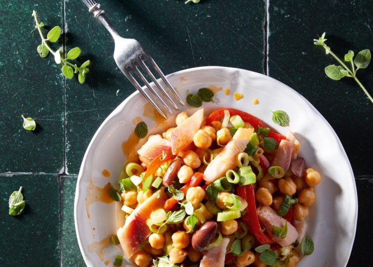 Ρεβυθοσαλάτα με καπνιστή πέστροφα και πιπεριές