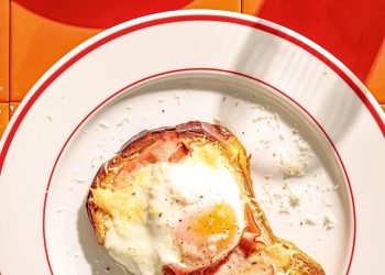 Δυναμωτικό πρωϊνό με τοστάκι, ζαμπόν, αυγό και παρμεζάνα