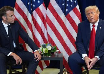 Ο Τραμπ ξεφτιλίζει δημόσια τον Μακρόν «”Σε ικετεύω, θα κάνω ό,τι θέλεις, κύριε” μου έλεγε