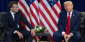 Ο Τραμπ ξεφτιλίζει δημόσια τον Μακρόν «”Σε ικετεύω, θα κάνω ό,τι θέλεις, κύριε” μου έλεγε