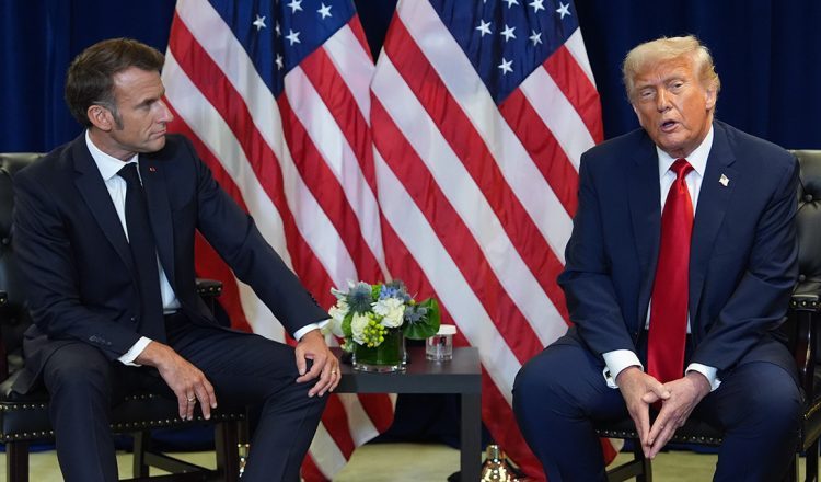 Ο Τραμπ ξεφτιλίζει δημόσια τον Μακρόν «”Σε ικετεύω, θα κάνω ό,τι θέλεις, κύριε” μου έλεγε