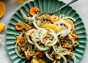 Ζεστή σαλάτα με φακές με πορτοκάλι