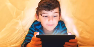 Γονείς: Το να πάρετε τη συσκευή από το παιδί γυρίζει μπούμερανγκ – Νέες οδηγίες για παιδιά και οθόνες