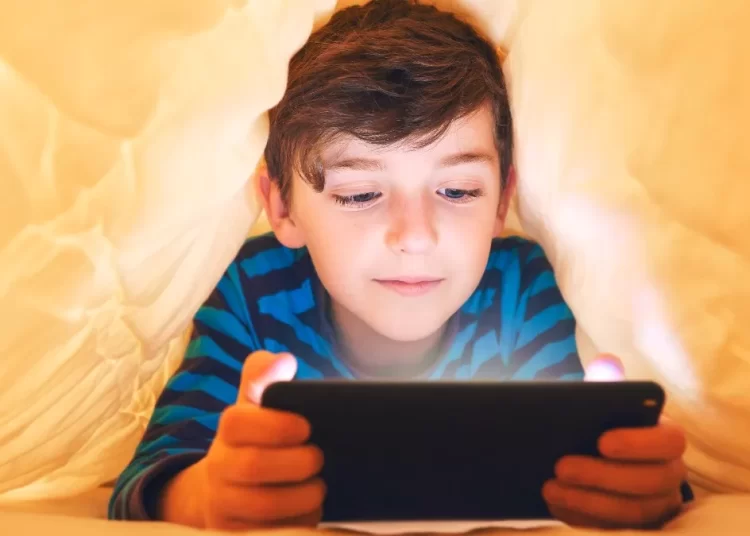 Γονείς: Το να πάρετε τη συσκευή από το παιδί γυρίζει μπούμερανγκ – Νέες οδηγίες για παιδιά και οθόνες