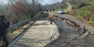 Κλειστή η εθνική 111-Κατέρρευσε ο δρόμος από την κακοκαιρία