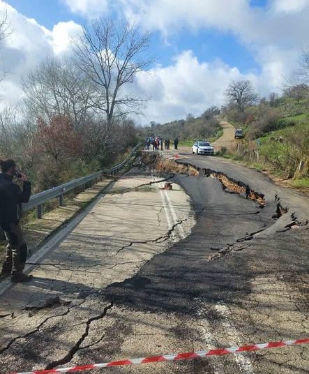 Κλειστή η εθνική 111-Κατέρρευσε ο δρόμος από την κακοκαιρία