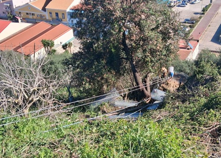 Κατάκολο: Ξεκίνησε η ελεγχόμενη καταστροφή του βράχου που απειλεί σπίτια