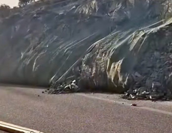 Μεγάλη κατολίσθηση στην Ιόνια οδό – Έκλεισε και στα δύο ρεύματα