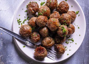 Χοιρινοί κεφτέδες με πάπρικα και ούζο στον φούρνο