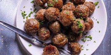 Χοιρινοί κεφτέδες με πάπρικα και ούζο στον φούρνο