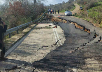 Aποκλεισμένη η Δίβρη λόγω καθίζησης στην Εθνική Οδό 111