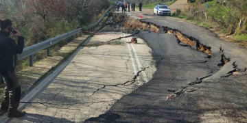 Aποκλεισμένη η Δίβρη λόγω καθίζησης στην Εθνική Οδό 111