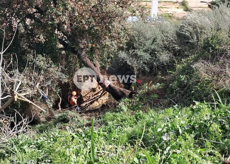 Την Τρίτη η καταστροφή του βράχου στο Κατάκολο που απειλεί σπίτια