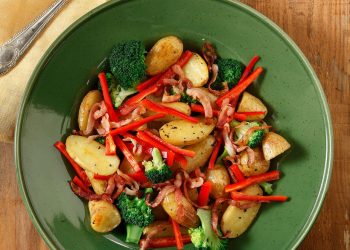 Πατατοσαλάτα με μπρόκολο και μπέικον