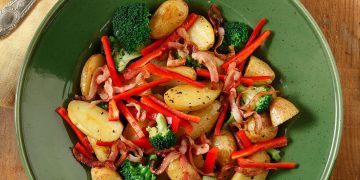 Πατατοσαλάτα με μπρόκολο και μπέικον