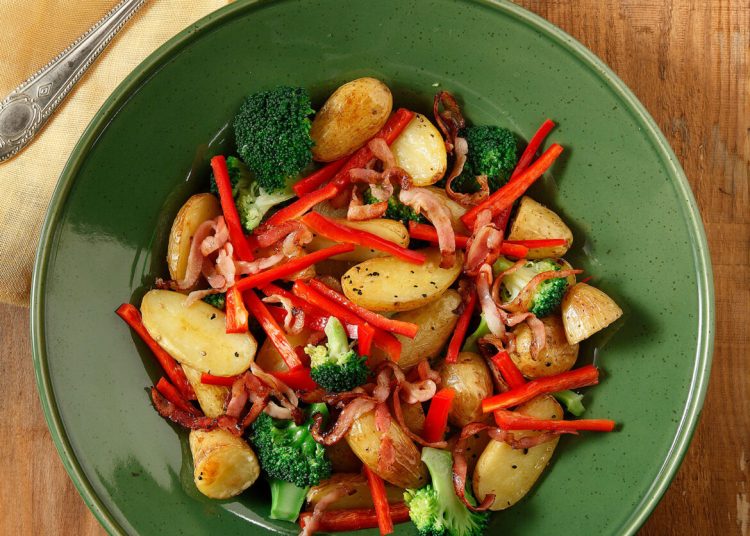 Πατατοσαλάτα με μπρόκολο και μπέικον