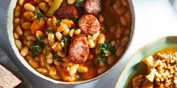 Φασολάδα με λουκάνικα, πικάντικη