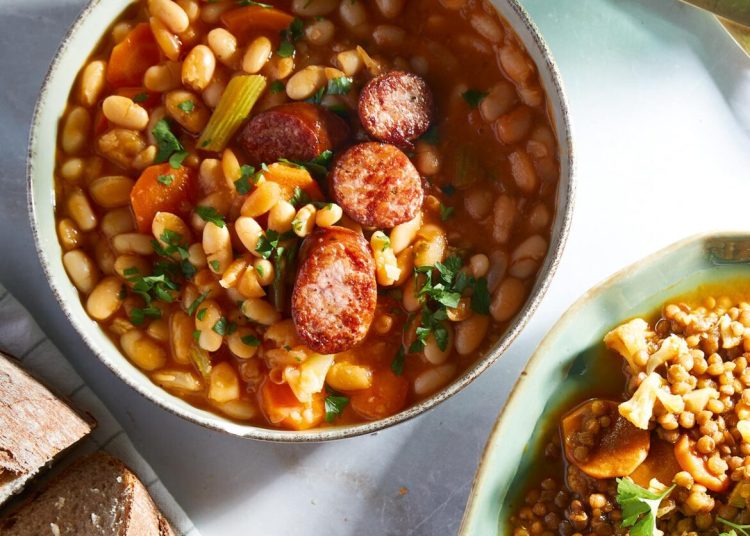 Φασολάδα με λουκάνικα, πικάντικη