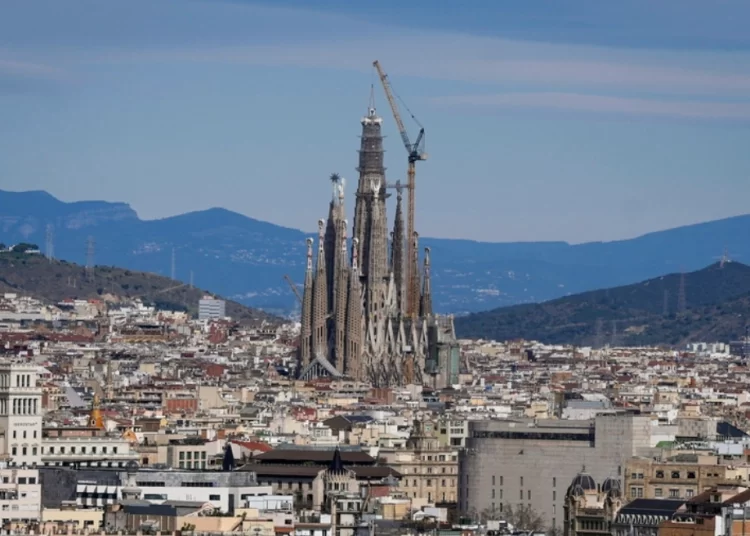 Μετά από 144 χρόνια εργασιών τοποθετήθηκε το τελευταίο κομμάτι της Σαγράδα Φαμίλια: Τι απομένει για την ολοκλήρωσή της