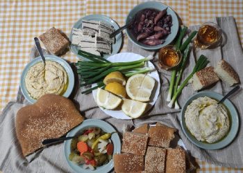 «Αλμυρό» το σαρακοστιανό τραπέζι: Ακριβότερα έως και 30% τα θαλασσινά και ο χαλβάς