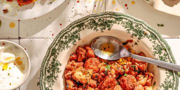 Τηγανιά κοτόπουλου με χωριάτικο λουκάνικο και μπίρα