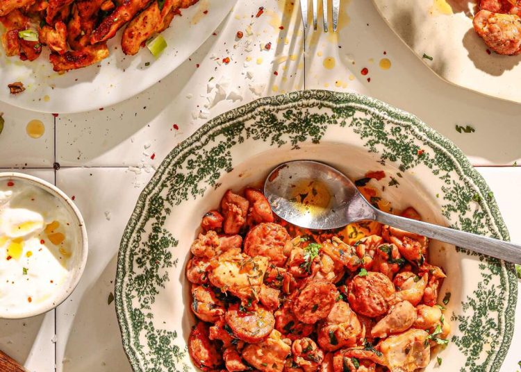 Τηγανιά κοτόπουλου με χωριάτικο λουκάνικο και μπίρα