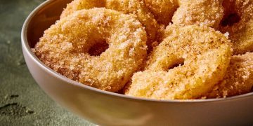 Τηγανητές ροδέλες μήλου με κανελοζάχαρη