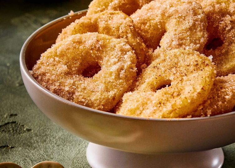 Τηγανητές ροδέλες μήλου με κανελοζάχαρη