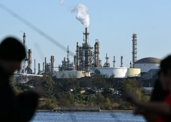 HΠΑ και Ισραήλ χτύπησαν το Ιράν: Τι σημαίνει για την αγορά σε πετρέλαιο και φυσικό αέριο