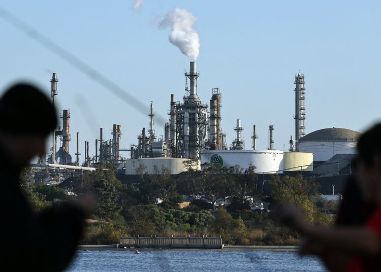 HΠΑ και Ισραήλ χτύπησαν το Ιράν: Τι σημαίνει για την αγορά σε πετρέλαιο και φυσικό αέριο