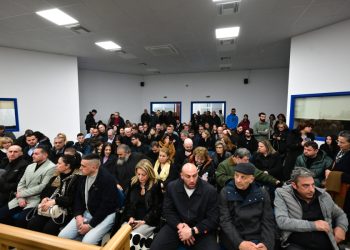Ξεκινάει η δίκη για τα Τέμπη: Δικαιοσύνη για τους 57 νεκρούς – Επίθεση συγγενών στον Πατέρα, «θα σε σκίσω με τα χέρια μου»