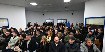 Ξεκινάει η δίκη για τα Τέμπη: Δικαιοσύνη για τους 57 νεκρούς – Επίθεση συγγενών στον Πατέρα, «θα σε σκίσω με τα χέρια μου»