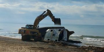 Βαρθολομιό: Απομακρύνθηκε το σκάφος που είχε προσαράξει στην παραλία μετά από χρόνια