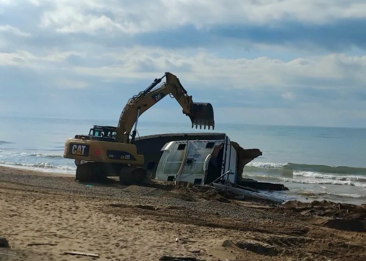 Βαρθολομιό: Απομακρύνθηκε το σκάφος που είχε προσαράξει στην παραλία μετά από χρόνια
