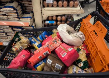 Νέες ανατιμήσεις σε τρόφιμα και καύσιμα πιέζουν κι άλλο τα νοικοκυριά