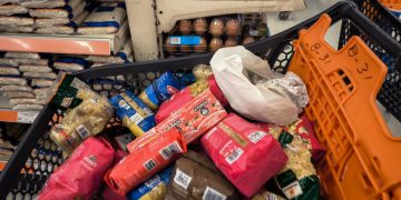 Νέες ανατιμήσεις σε τρόφιμα και καύσιμα πιέζουν κι άλλο τα νοικοκυριά