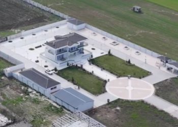 Ελλάδα: Κλέφτες ρομά είχαν σπίτι με …ελικοδρόμιο! Τεράστια πλούτη από απάτες