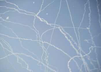 Το Ισραήλ σφυροκοπά την Τεχεράνη και προελαύνει στον Λίβανο – Ιρανικά drones και πύραυλοι κατά Άμπου Ντάμπι και Μπαχρέιν