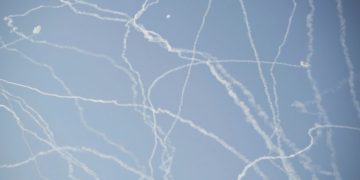 Το Ισραήλ σφυροκοπά την Τεχεράνη και προελαύνει στον Λίβανο – Ιρανικά drones και πύραυλοι κατά Άμπου Ντάμπι και Μπαχρέιν