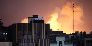 Οι κίνδυνοι για την ελληνική οικονομία από την ανάφλεξη μεταξύ ΗΠΑ-Ισραήλ και Ιράν