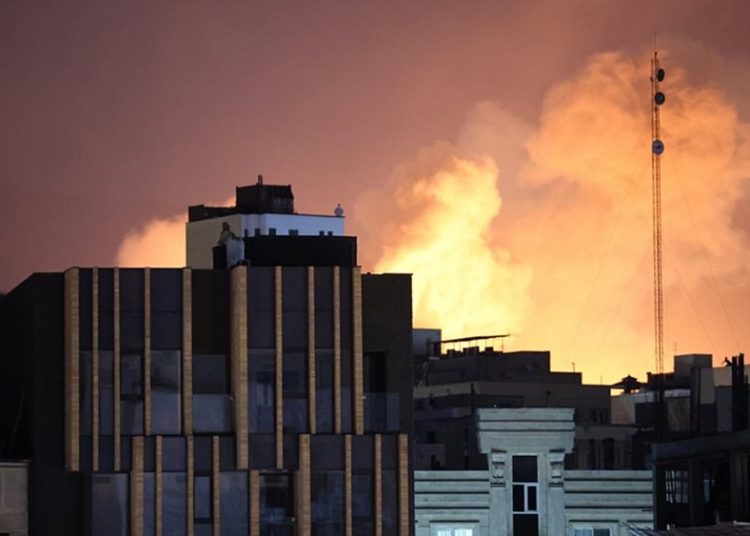 Οι κίνδυνοι για την ελληνική οικονομία από την ανάφλεξη μεταξύ ΗΠΑ-Ισραήλ και Ιράν