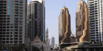 Βαρύ πλήγμα για το Ντουμπάι οι αεροπορικές επιδρομές – Αδειάζουν τα ξενοδοχεία στο Εμιράτο