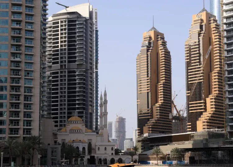 Βαρύ πλήγμα για το Ντουμπάι οι αεροπορικές επιδρομές – Αδειάζουν τα ξενοδοχεία στο Εμιράτο