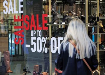 Η ακρίβεια “έπνιξε” και τις χειμερινές εκπτώσεις