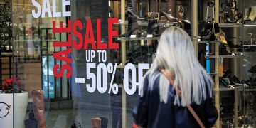 Η ακρίβεια “έπνιξε” και τις χειμερινές εκπτώσεις