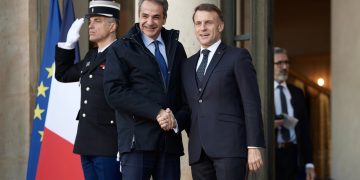 Έκτακτη συνάντηση Μητσοτάκη – Μακρόν αύριο στην Κύπρο με φόντο τη Μέση Ανατολή