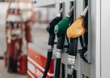 Προς τα 2 ευρώ η βενζίνη: Τα «κρυφά» έσοδα του κράτους από το ράλι τιμών στα καύσιμα και το «ανάχωμα» της κατανάλωσης